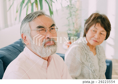 夫婦喧嘩するシニア男女 29223554