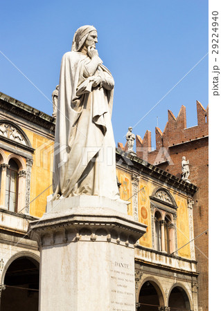 Dante Alighieri statue in Verona 29224940