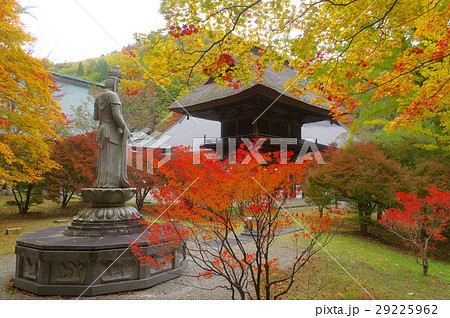 信州 大町の古刹 霊松寺 鎌倉時代の創建 紅葉の時期は観光客で賑わう 信州 大町の古刹 霊松寺 鎌倉時代の創建 紅葉の時期は観光客で賑わう 29225962