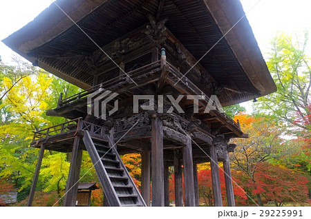 信州　大町の古刹　霊松寺の山門　立川流建築に彫刻群が見事　長野県宝指定 29225991