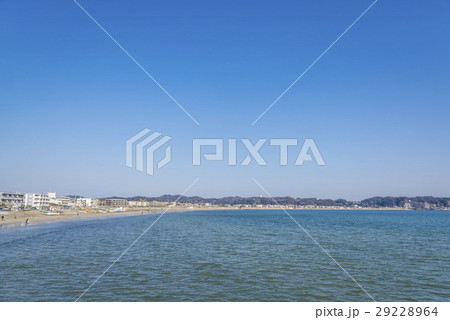 由比ヶ浜と青い空 29228964