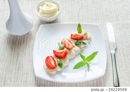 Meringue cake with cream and fresh strawberries Meringue cake with cream and fresh strawberries 29229569