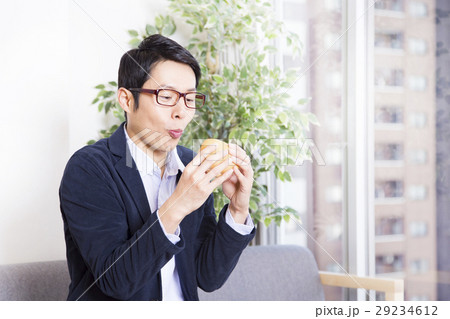 オフィスカジュアルのビジネスマン オフィスカジュアルのビジネスマン 29234612
