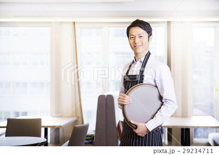 カフェで働く男性 29234711