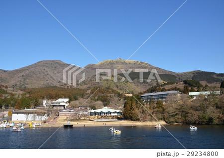 芦ノ湖上からみた元箱根と箱根駒ケ岳 29234800