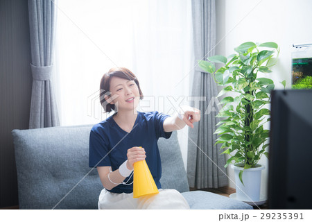 スポーツ観戦　女性 29235391