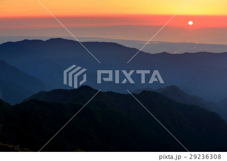 飯豊連峰・門内岳から見る二王子岳と夕日 29236308