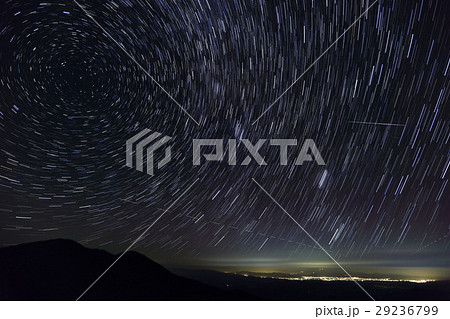 飯豊連峰・門内岳から見る星空・流星と山形方面の夜景 29236799