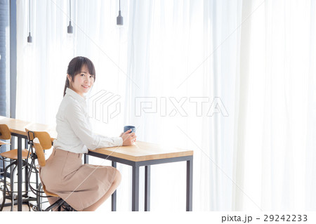 女性　カフェ 29242233