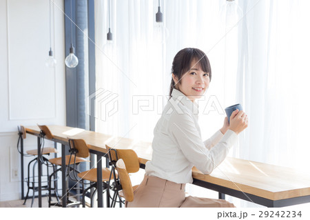女性　カフェ 29242234