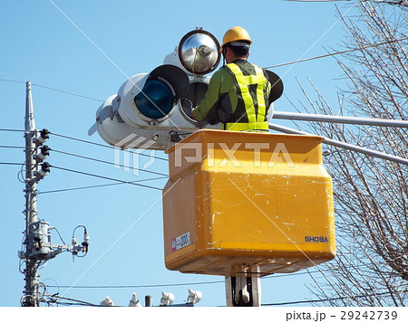 交通信号機は定期的にランプの交換が必要です 29242739