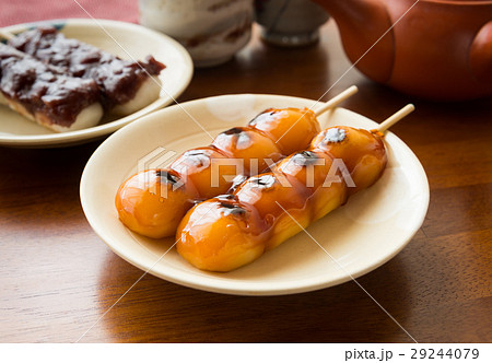 串団子 和菓子 みたらし団子 餡子 ちゃぶ台 おやつ 伝統食 甘味 つぶ餡の写真素材