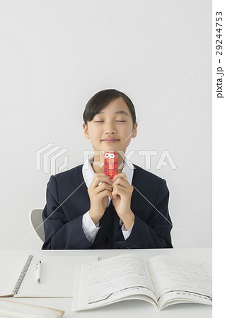 合格祈願をする女子中学生 合格祈願をする女子中学生 29244753