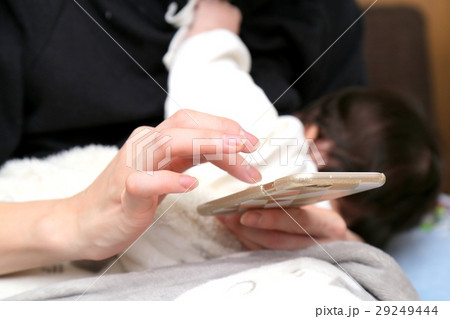 授乳しながらスマホ操作する手元 授乳しながらスマホ操作する手元 29249444