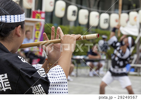 秋田の昼竿灯祭りで篠笛を吹く女性の写真素材 [29249567] - PIXTA