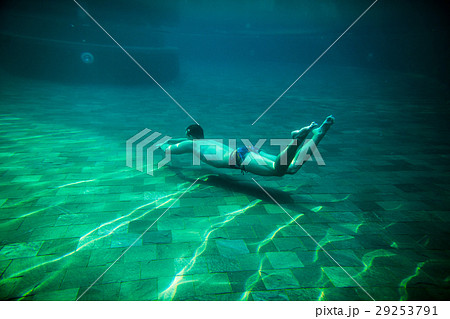 man swim underwater pool man swim underwater pool 29253791