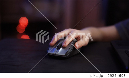 child's hand with computer mouse 29254693