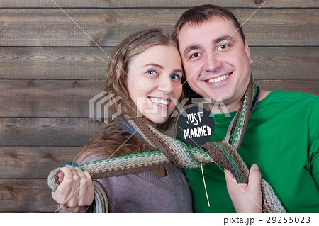 Couple wrapped in scarf and shows icon on a stick 29255023