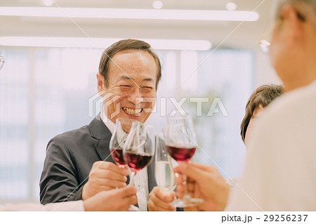 ワインで乾杯するシニア仲間 ワインで乾杯するシニア仲間 29256237