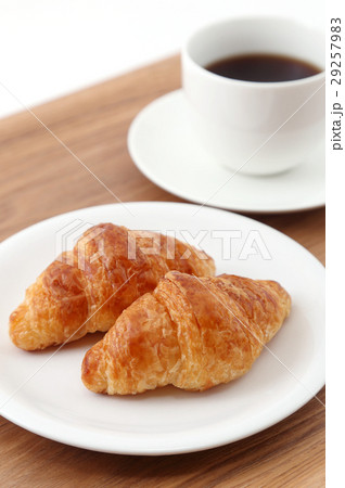 クロワッサンとコーヒー  29257983