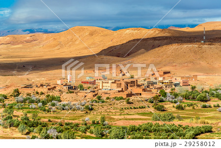 Landscape near Ait Ben Haddou village in Morocco 29258012
