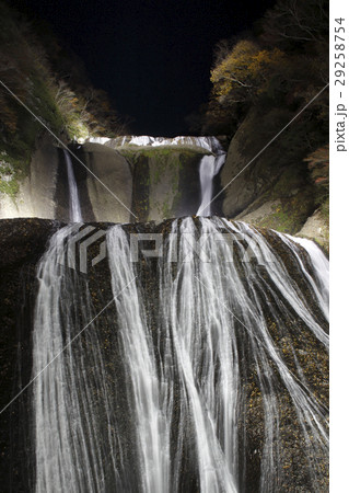 紅葉に彩られた袋田の滝（ライトアップ） 29258754