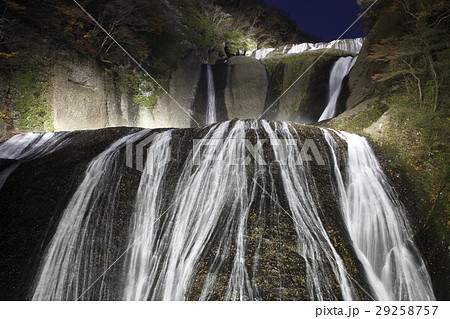紅葉に彩られた袋田の滝（ライトアップ） 29258757