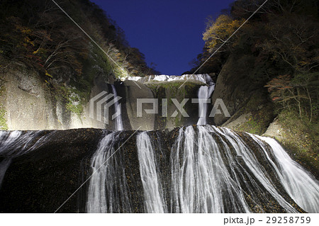 紅葉に彩られた袋田の滝（ライトアップ） 29258759