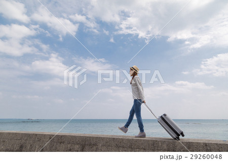 沖縄旅行を楽しむ若い女性 29260048