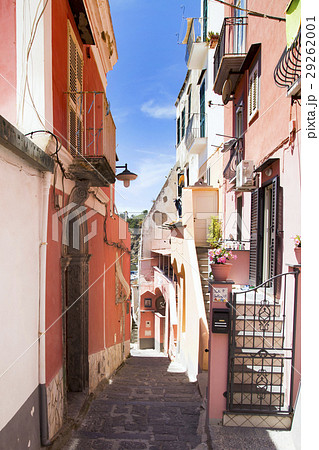 プロチダ島 コリチェッラ地区へ続くピンクの街並みの写真素材