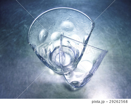 割れたガラスコップ 29262568