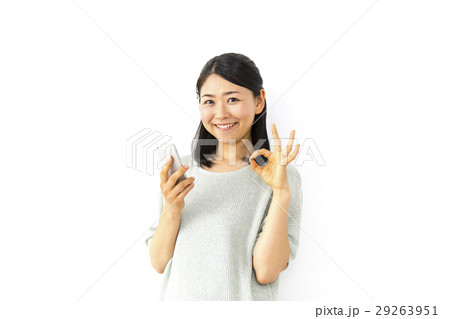 スマホを持ちガッツポーズの女性 29263951