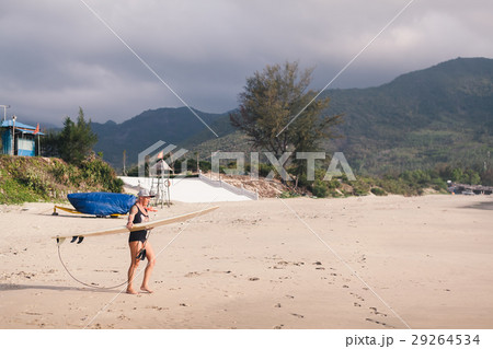 surfing woman with surfing board on the beach 29264534