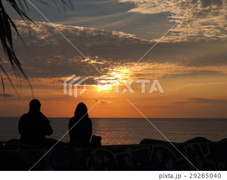 サンセットビーチで夕日を眺める サンセットビーチで夕日を眺める 29265040