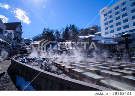 群馬県 雪の降った 草津温泉湯畑の温泉街の写真素材