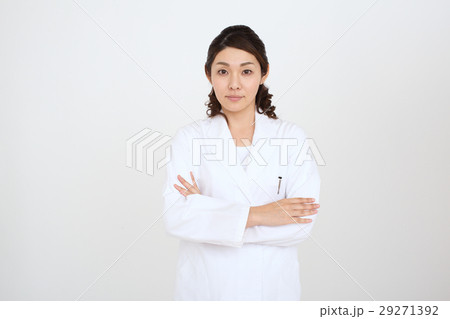 腕組をする白衣を着た女性 腕組をする白衣を着た女性 29271392