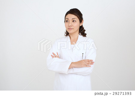腕組をする白衣を着た女性 腕組をする白衣を着た女性 29271393