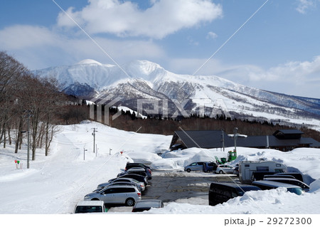 春の到来を予感させる田沢の青空と秋田駒ヶ岳 春の到来を予感させる田沢の青空と秋田駒ヶ岳 29272300