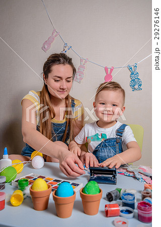Mother teaches kid to do craft items Mother teaches kid to do craft items 29276146