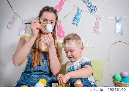 Mother teaches kid to do craft items 29276160