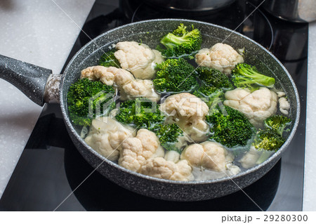 cooked broccoli and cauliflower 29280300