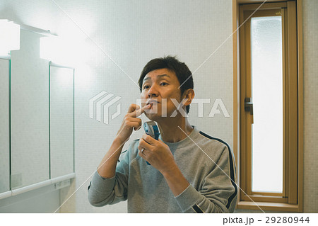 middle-aged and older person middle-aged and older person 29280944