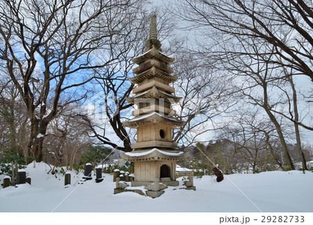 秋田市散歩：日蓮宗 宝塔寺 石造りの五重塔の写真素材 [29282733] - PIXTA