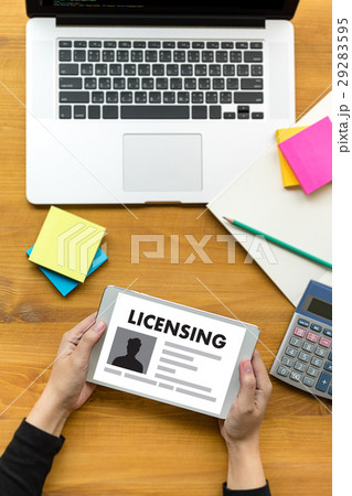 ONLINE ADVERTISING man working on laptop , Market 29283595