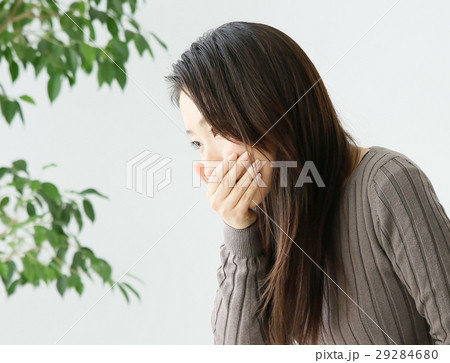 吐き気のある女性 吐き気のある女性 29284680