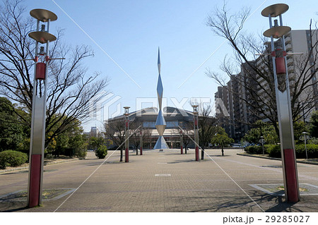 競技場とモニュメント ～広島県 福山市 緑町公園 ローズアリーナ屋内競技場前～ 29285027