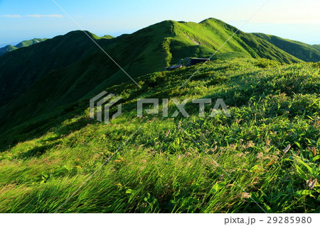 飯豊連峰・門内岳から見る北方の稜線 飯豊連峰・門内岳から見る北方の稜線 29285980
