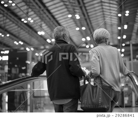 Senior couple tourists traveling city Senior couple tourists traveling city 29286841