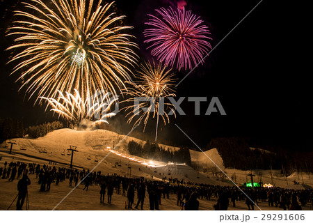 新潟　津南雪まつり　フィナーレの花火　比較明合成 29291606