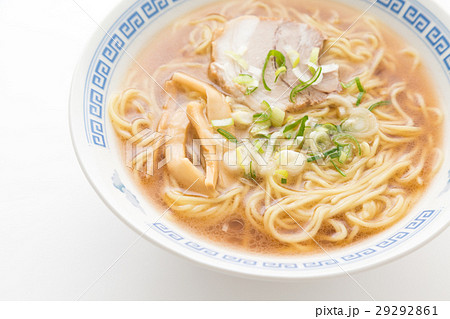 醤油ラーメン　白バック 29292861
